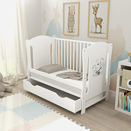 Baby Delux Babybett 60x120 Weiß mit Matratze & Schublade, Umbaubar zum Juniorbett, Kinderbett aus Kiefernholz